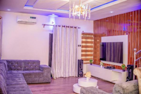 Luxury 3-Bedroom Duplex FAST WIFI & 247Power